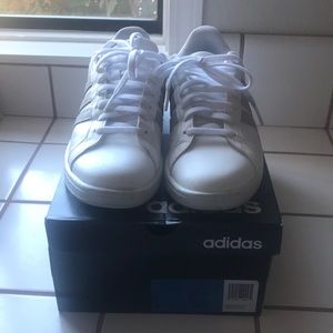 Adidas CF Advantage size 8 white w/grey stripes